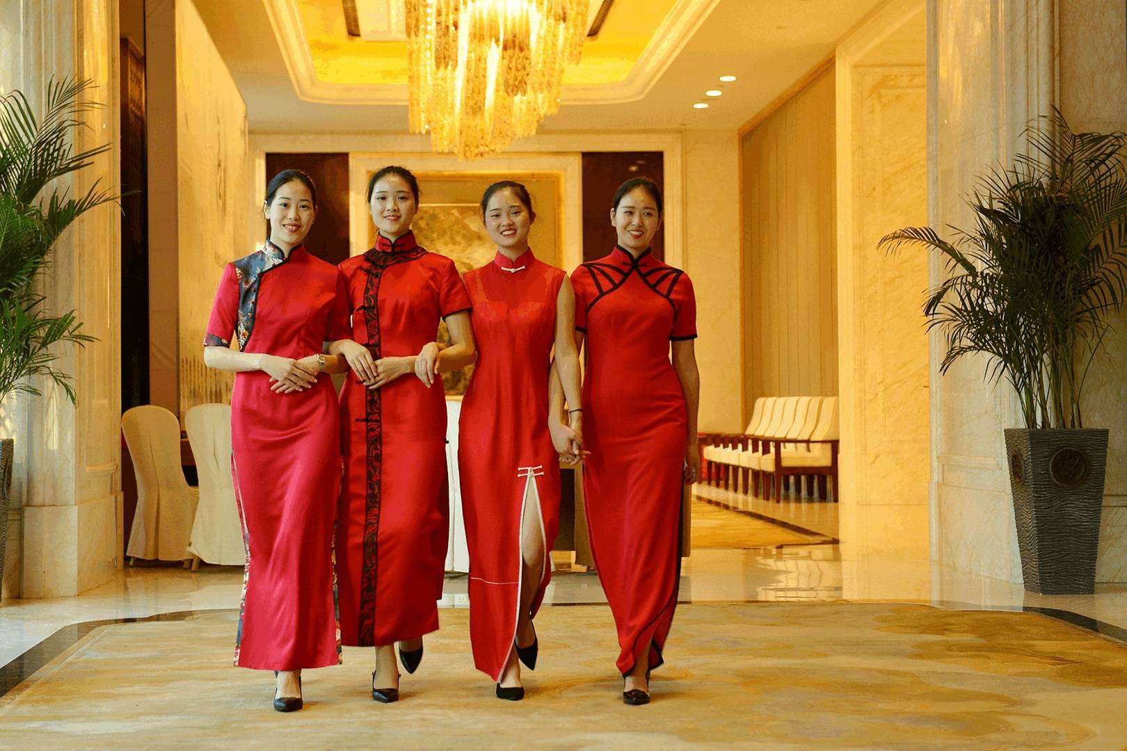 顏值與氣質(zhì)并存 一睹旅游與商務(wù)學(xué)院禮儀隊(duì)風(fēng)采